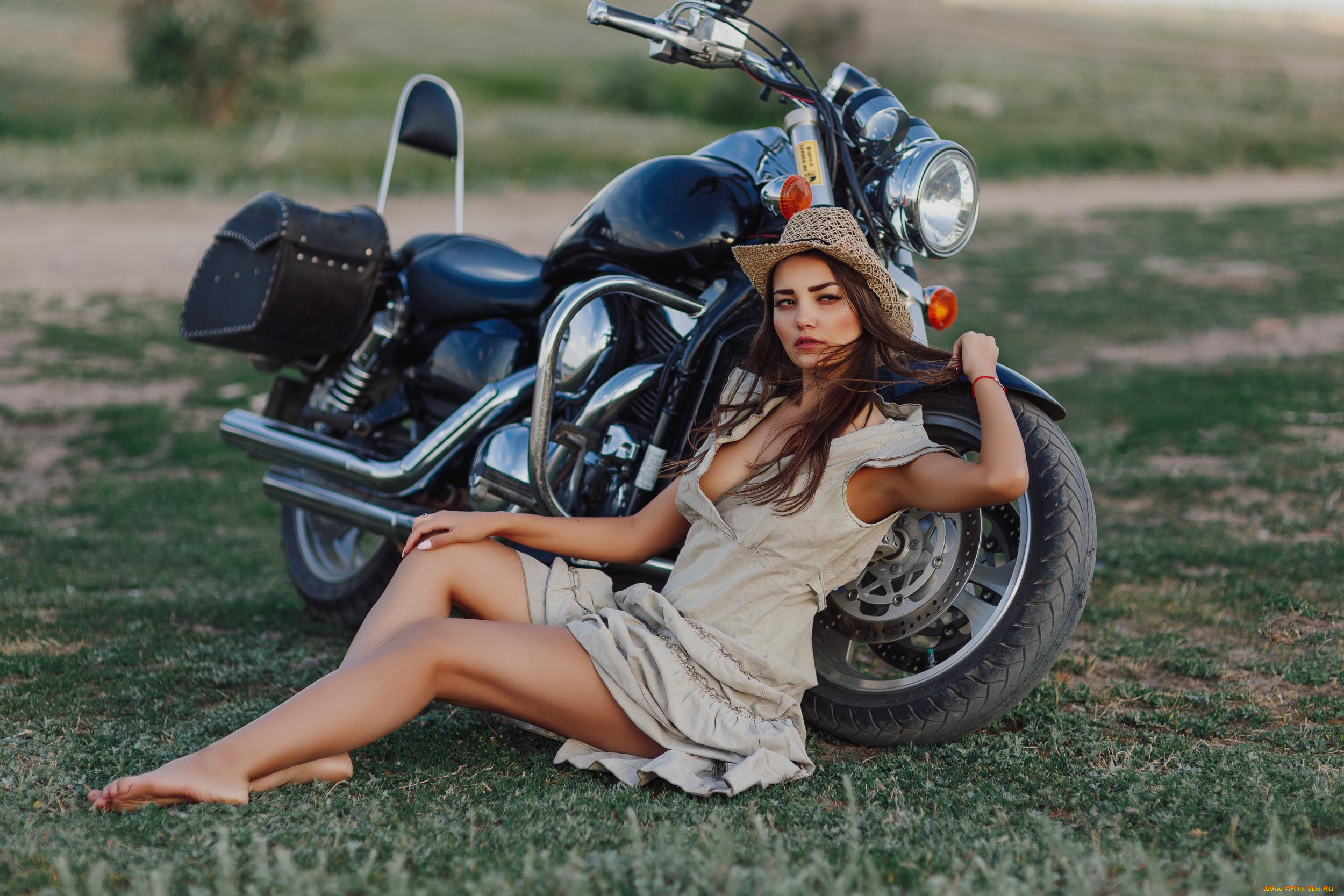 Девушка в платье на мотоцикле